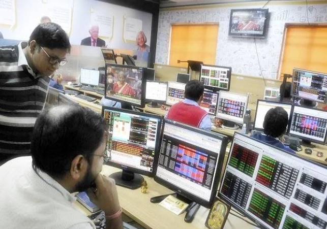 Market LIVE: Sensex, Nifty flat; metals outshine, private banks drag